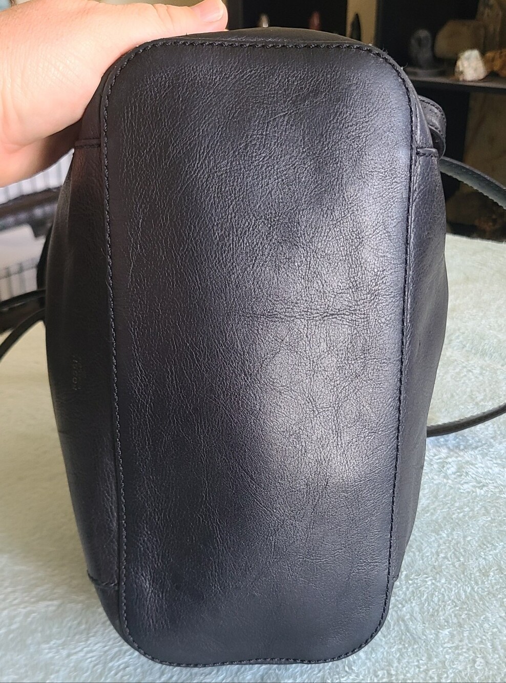Vintage Fossil Black Leather Drawstring Shoulder Bag with Gold Hardware - Picture 7 of 13